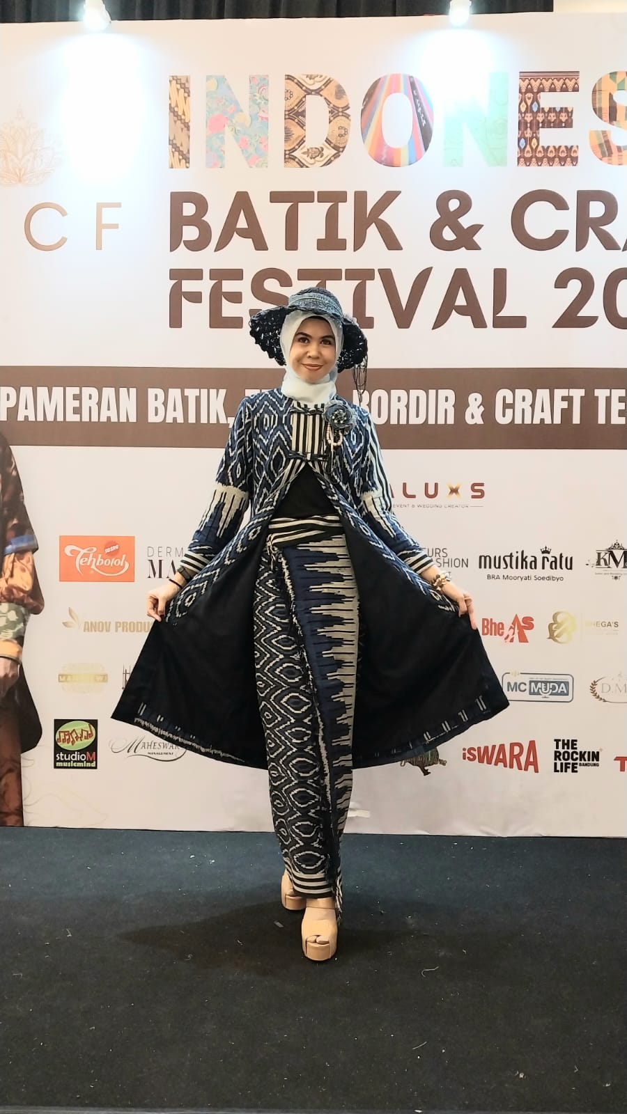 Outer Tenun Etnik